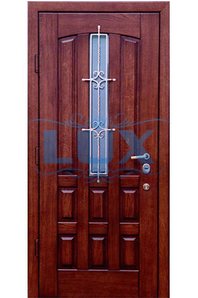 металлическая парадная дверь с ковкой, отделка массив сосны