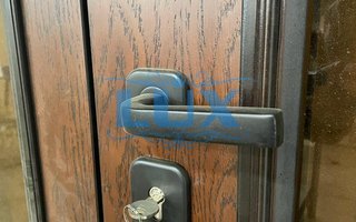 входная двустворчатая дверь с двумя стеклопакетами и ковкой - блок с нижним замком и ручкой