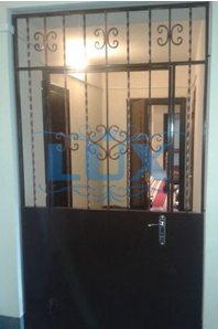 тамбурная дверь с решеткой