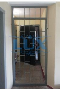 решетчатая дверь с верхней фрамугой