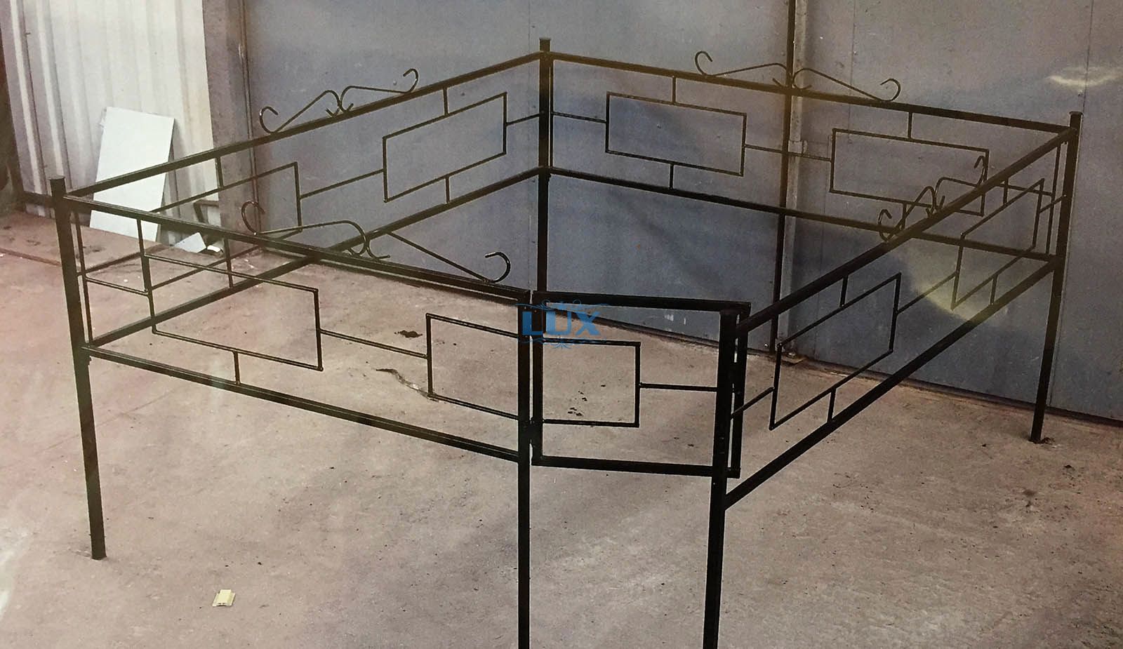 ритуальная сварная ограда окрашена нитроэмалевой краской чёрного цвета